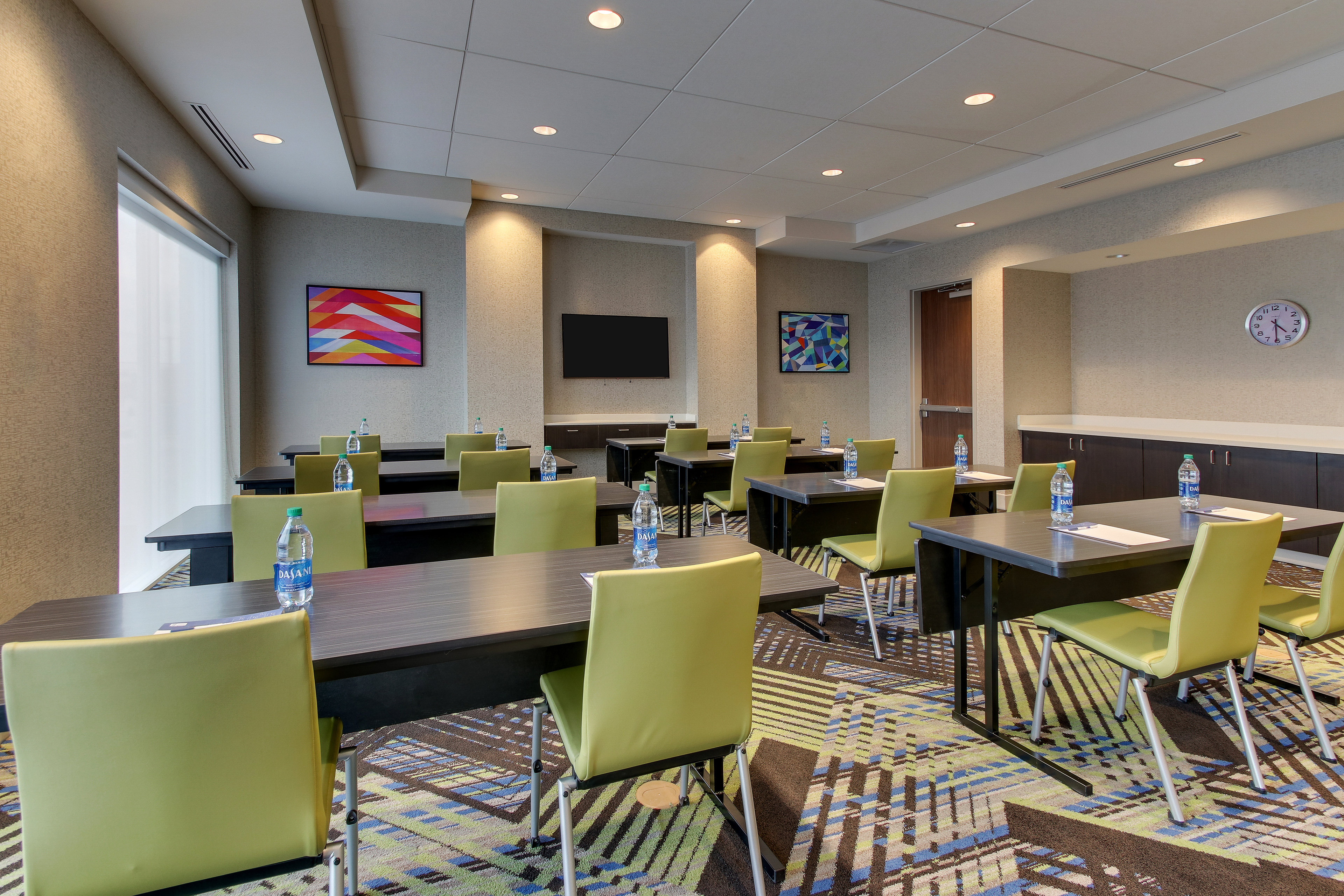 Holiday Inn Express & Suites Nashville Metrocenter Downtown 59/64