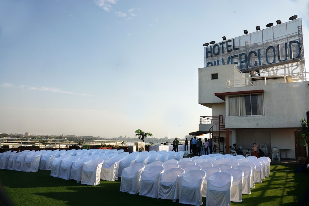 SILVER CLOUD HOTEL 66/71