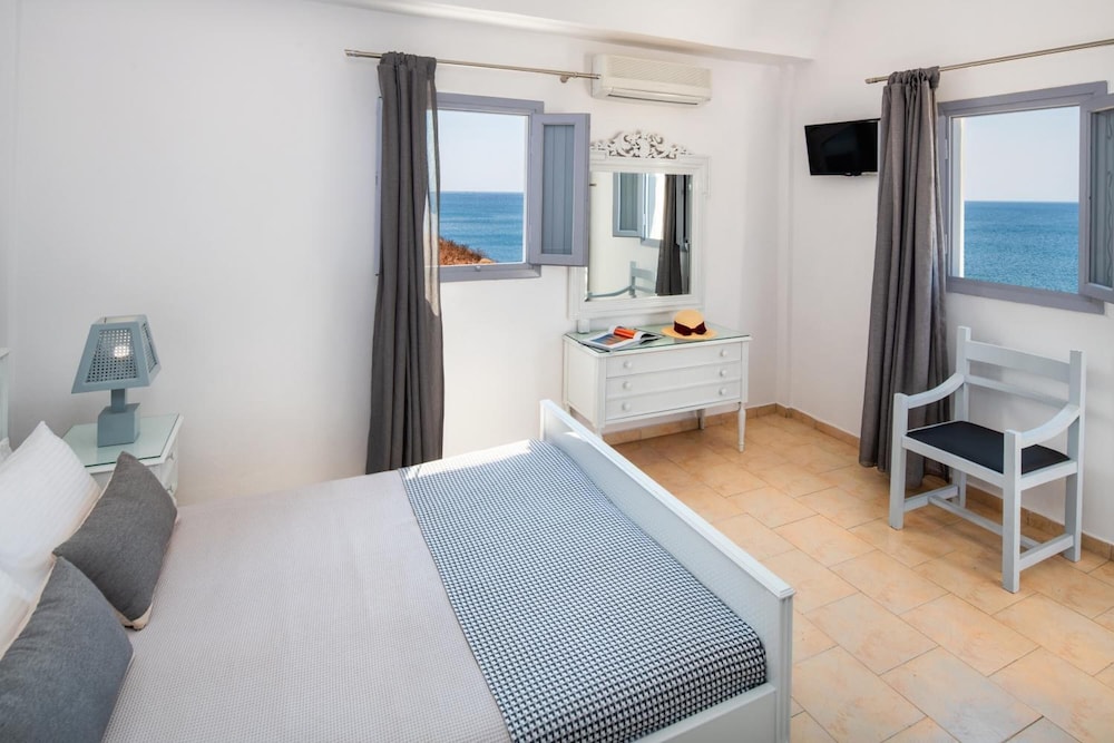 Akrotiri Hotel 7/50
