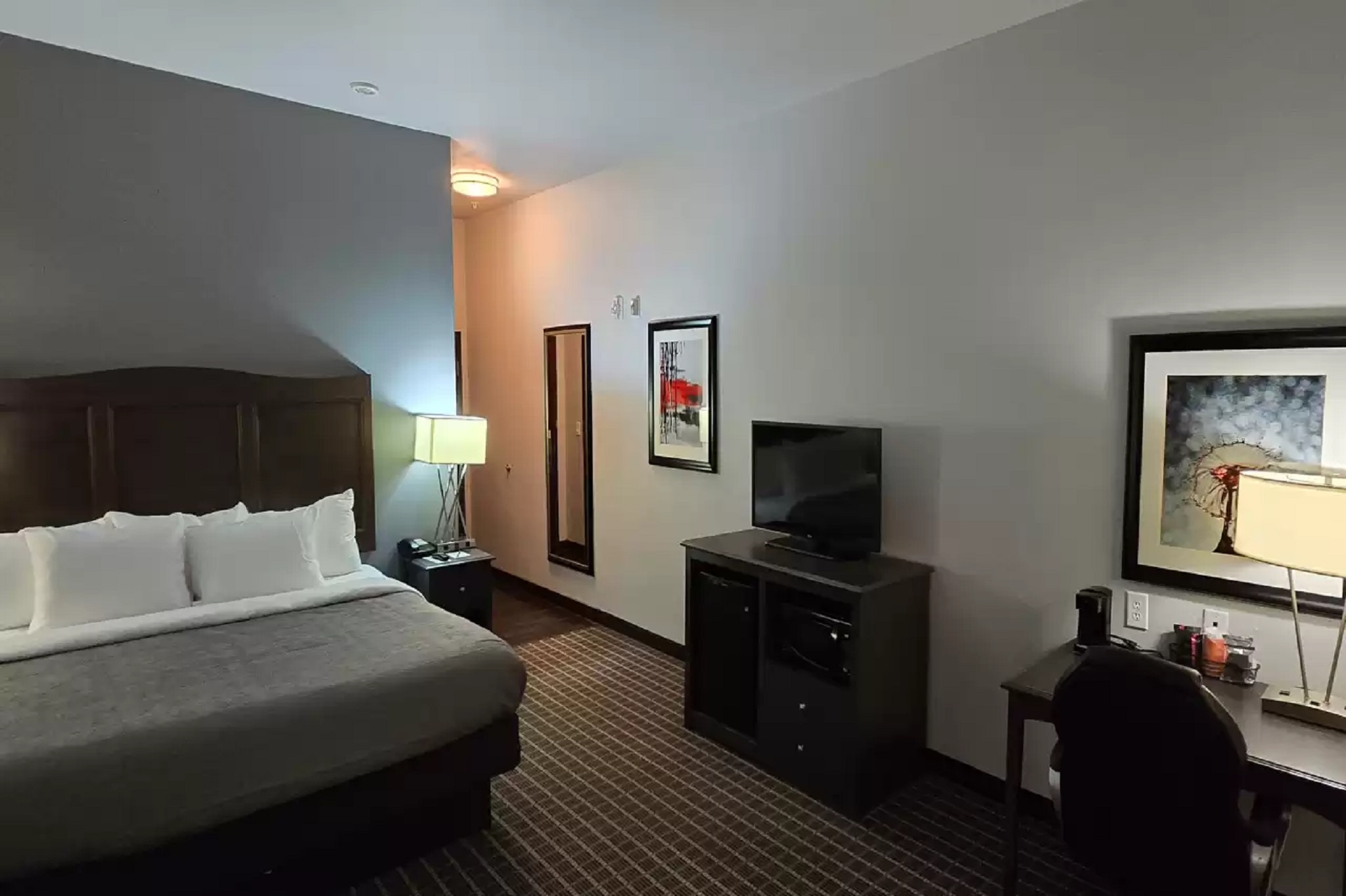 غرفة بسرير كينج