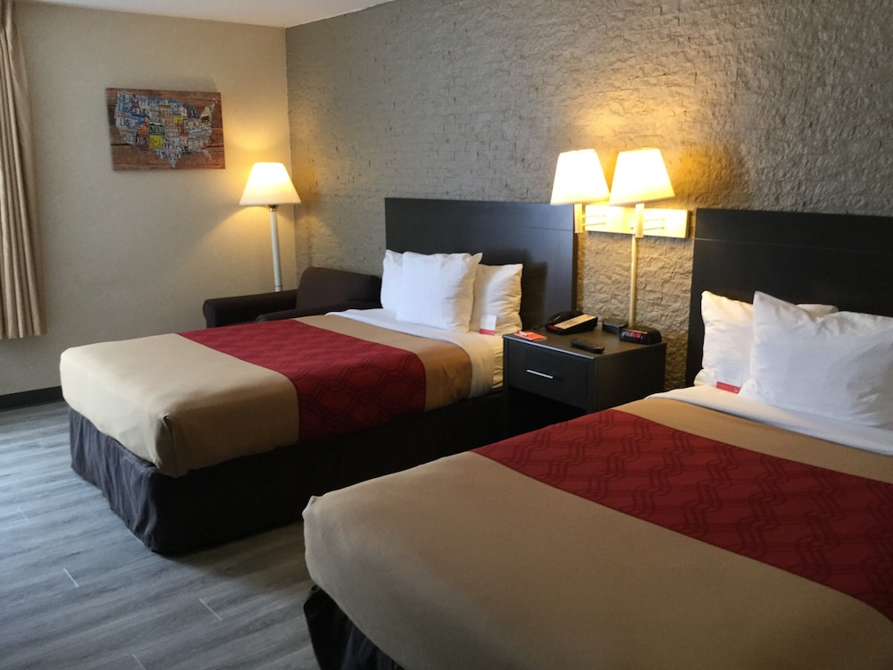 Econo Lodge Metro 7/36