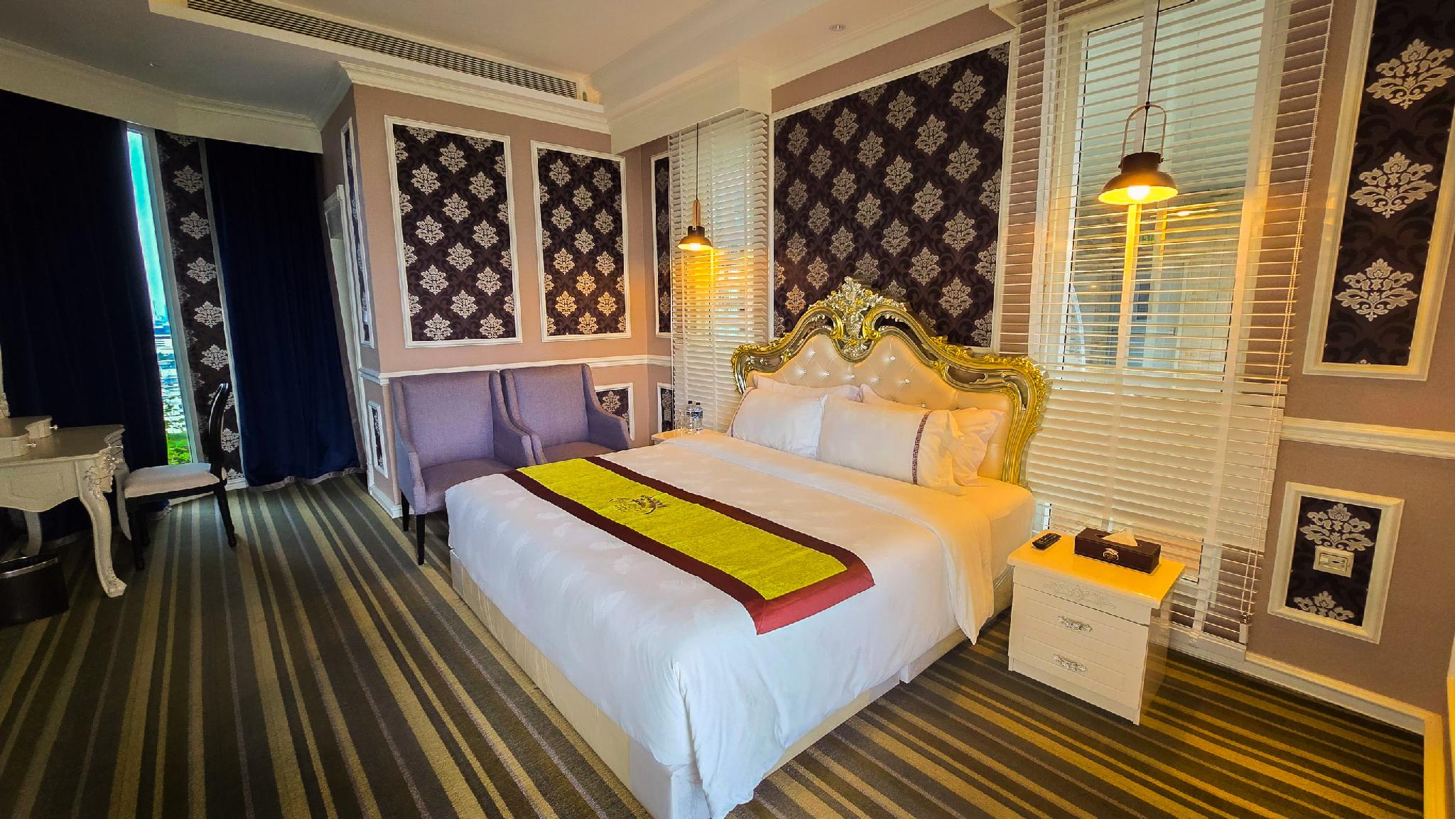 Cool, Penthouse, 3 Double Beds, Adult Only