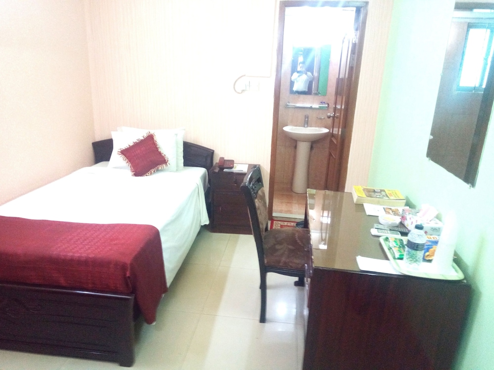 Junior, Single, Queen Bed, Smoking, Accessible