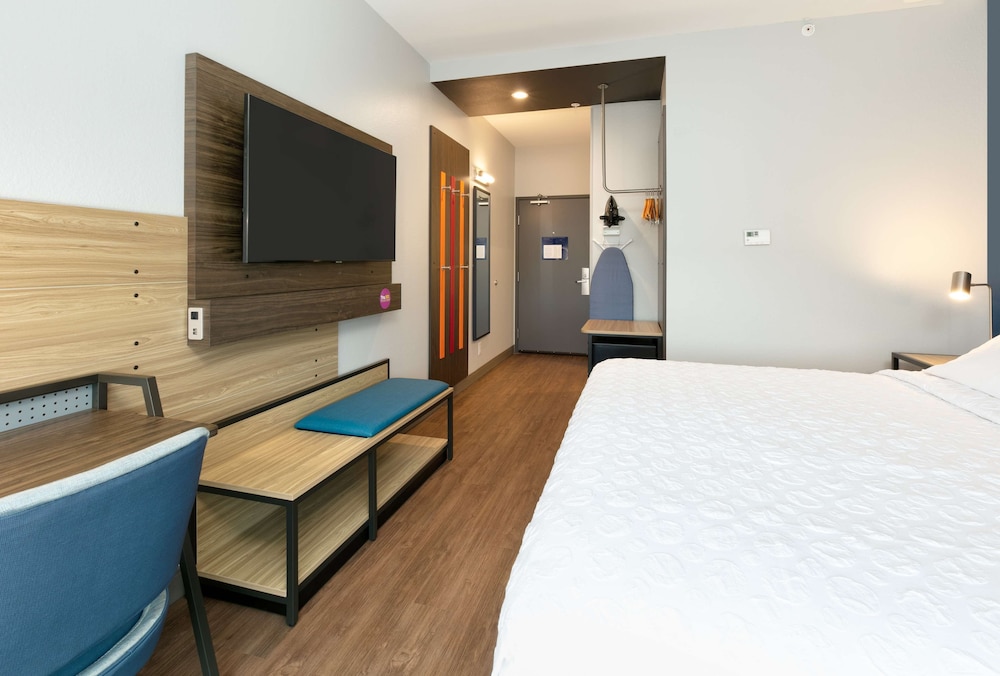 ROOM, KING BED