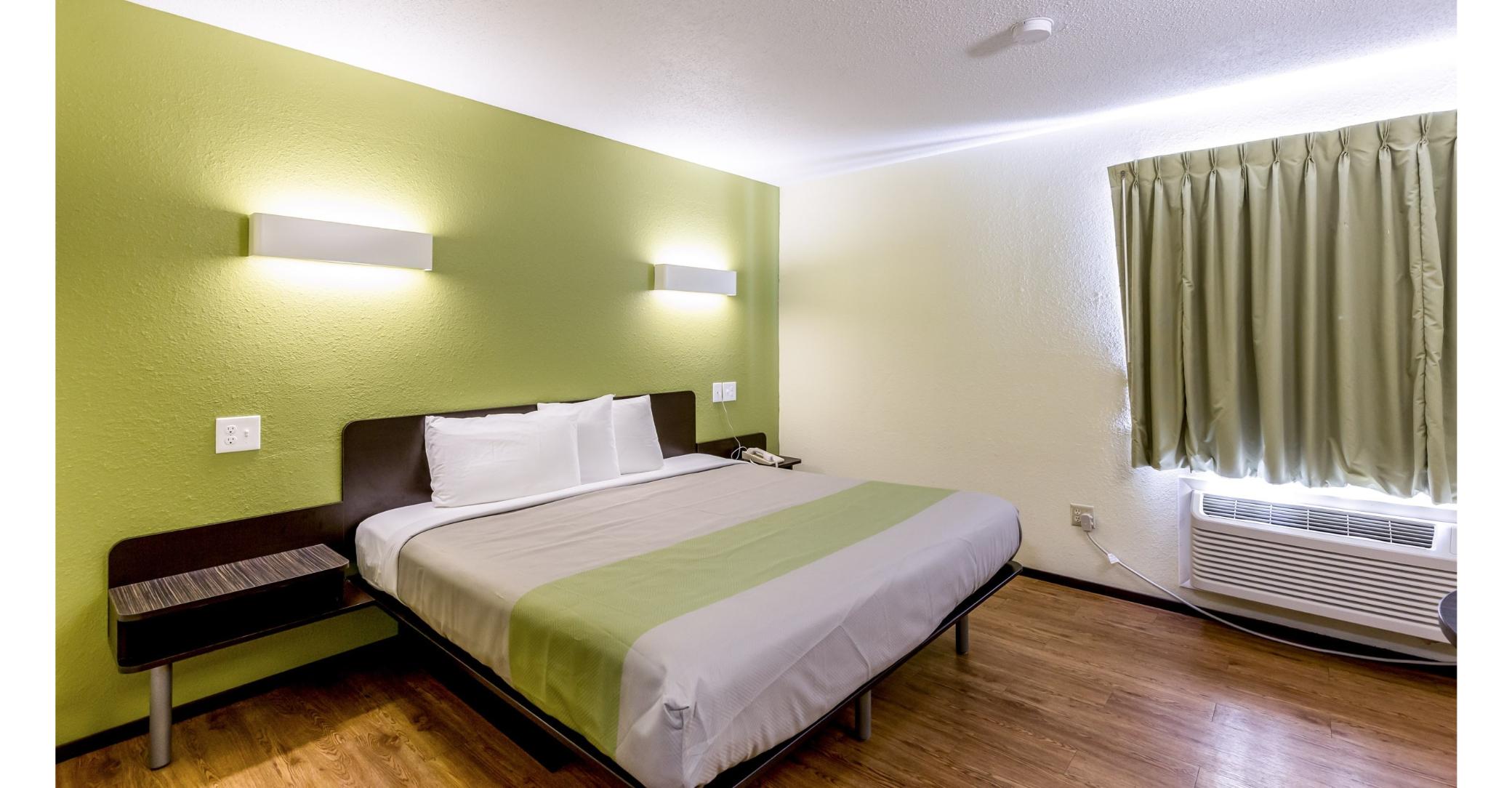 1 King Bed - Non-Smoking, Micfridge