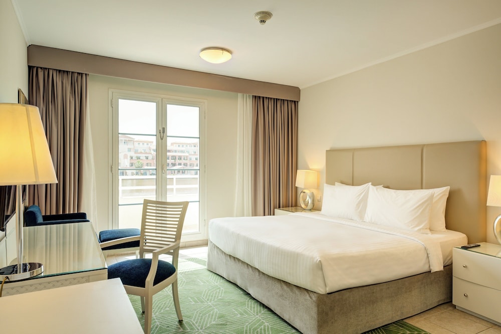 1 Bedroom, Apartment, King Bed, Lake View, Millennium Lakeview Residence Formerly Copthorne Lakeview Executive Apartments 2/7