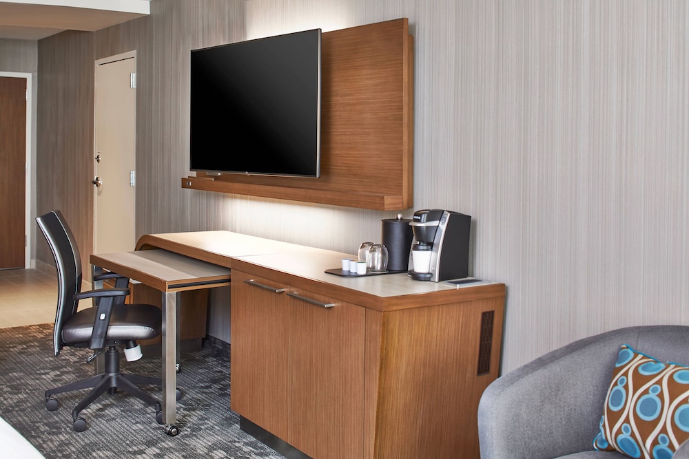 Courtyard by Marriott Baltimore Downtown/McHenry Row 51/55