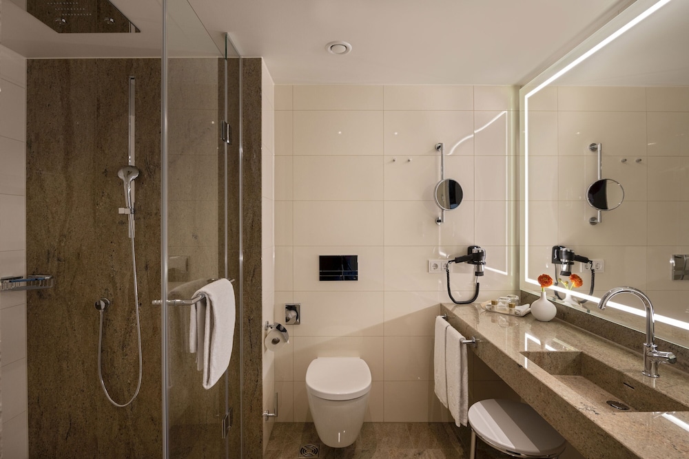 Family Suite, King Bed, Sofa, Maritim Hotel Ingolstadt 5/6