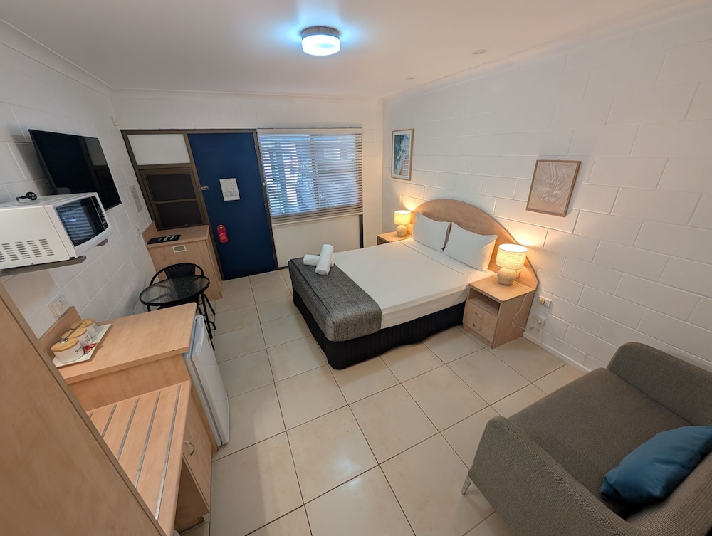 Moffat Beach Motel 12/62