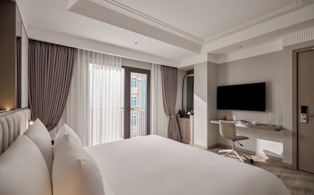 French, Junior Suite, Studio, King Bed, Balcony، La Siesta Premium Saigon Central 3/6