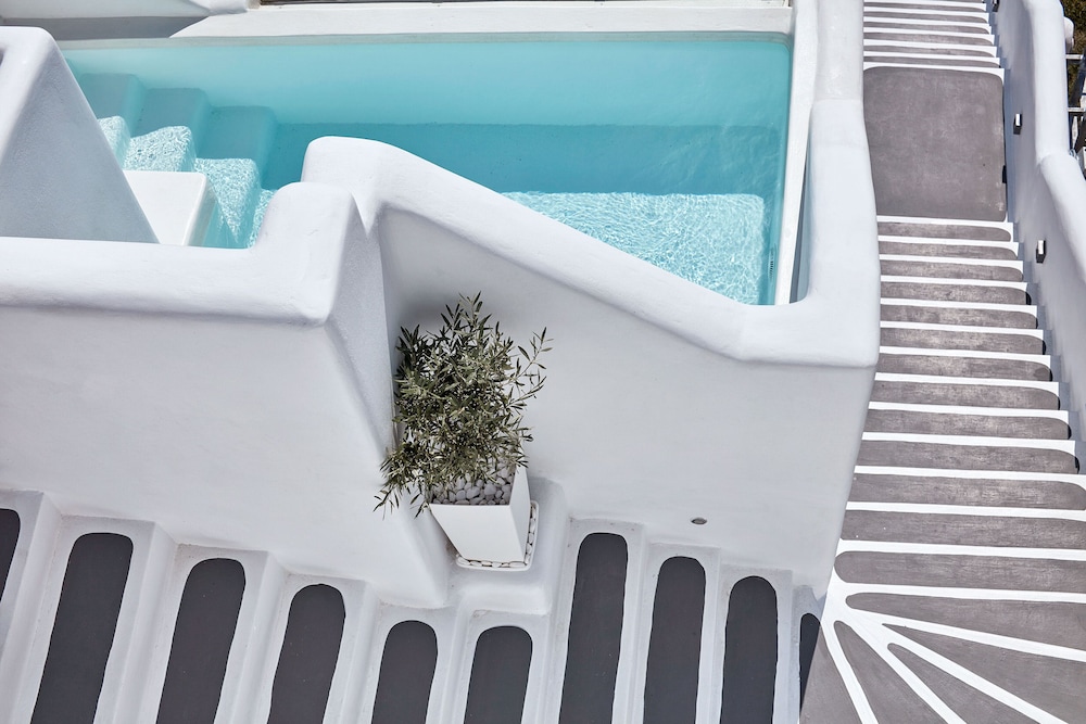 Charisma Suites 33/62