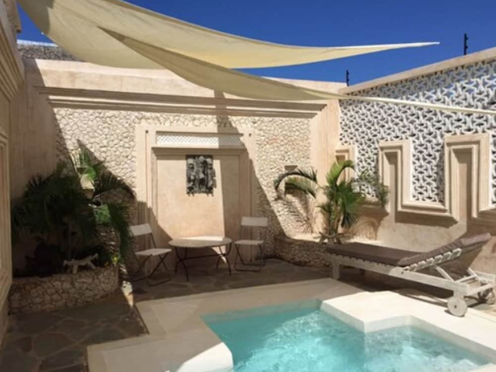 The Villa Luxury Suites Hotel 12/43