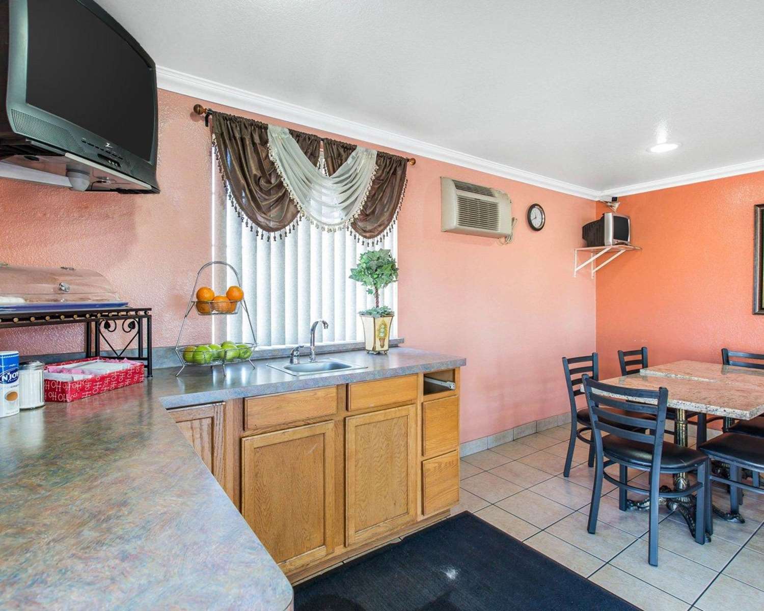 Studio6 Suites San Bernardino, CA 33/36
