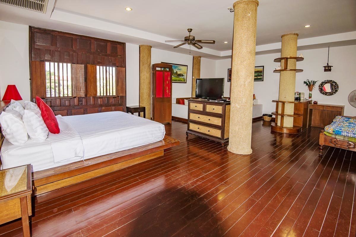 EXECUTIVE, SUITE
