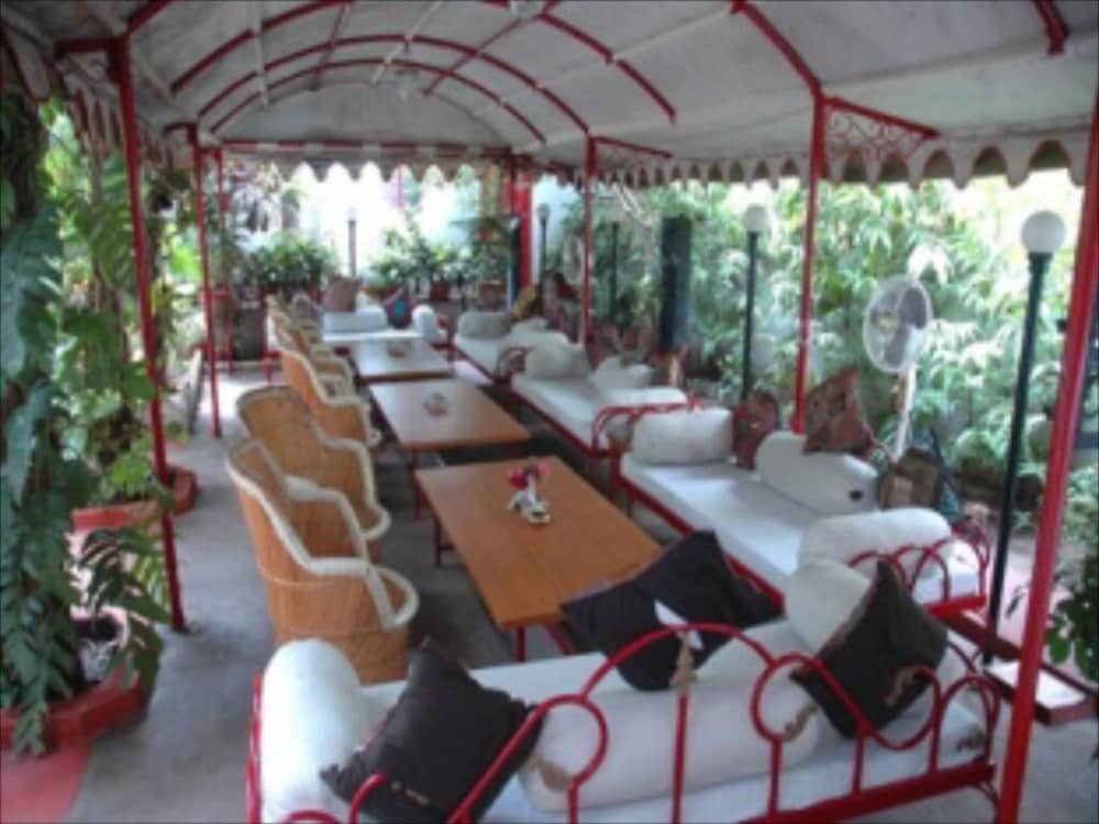 HOTEL RAJ PALACE 47/50