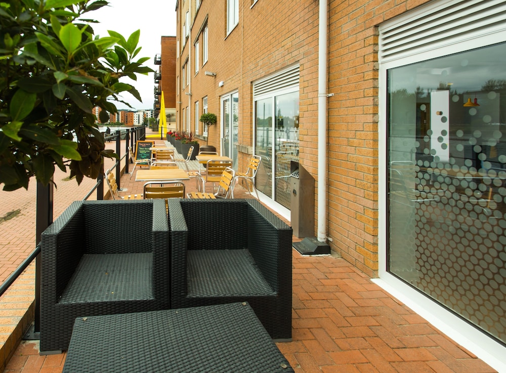 HOLIDAY INN EXPRESS CARDIFF BAY 26/39