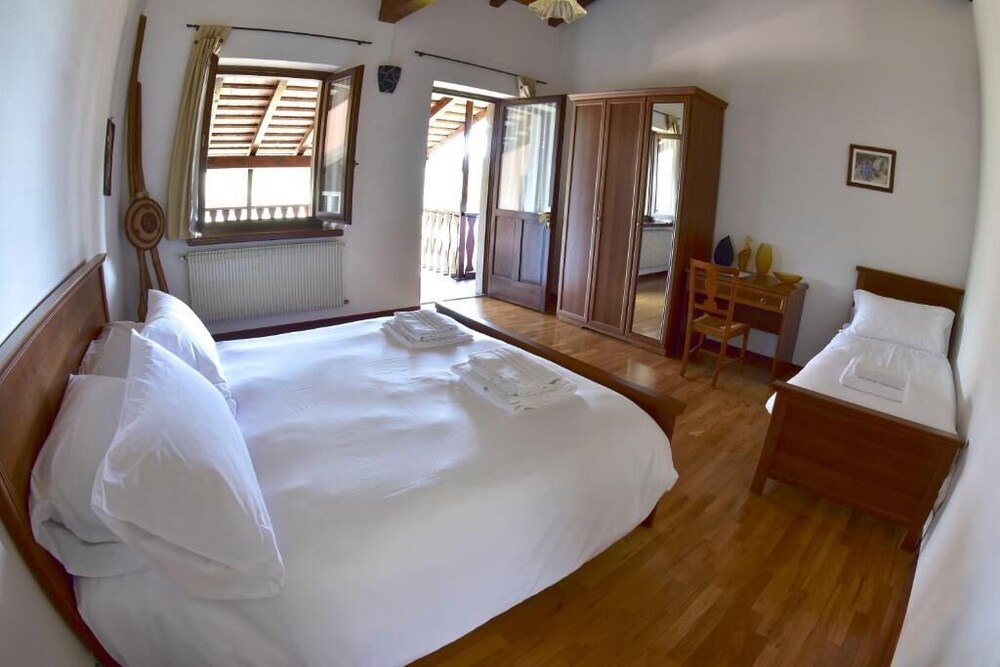 Design, Triple, 1 Queen and 1 Single Bed, Mountain View