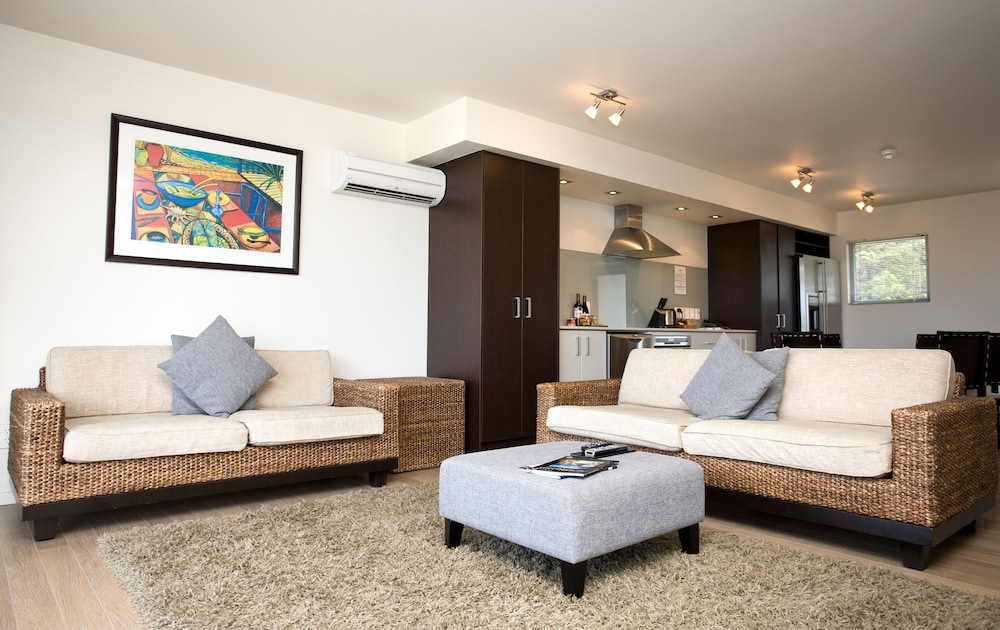 Sea Spray Suites 27/61