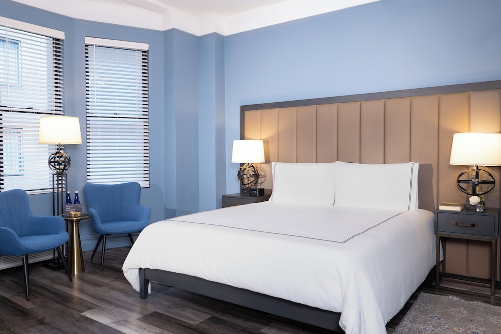 LUXURY, KING BED