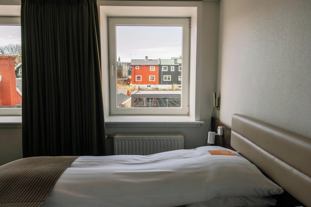 Medium, Queen Bed