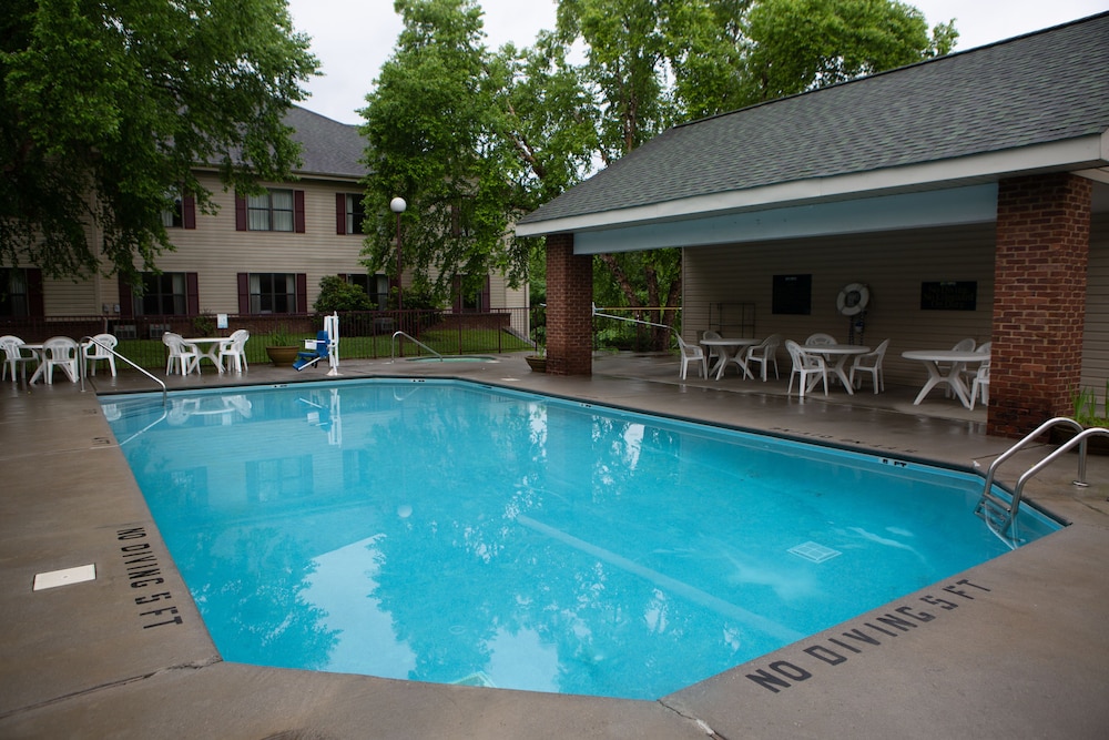 All Seasons Suites 2/54