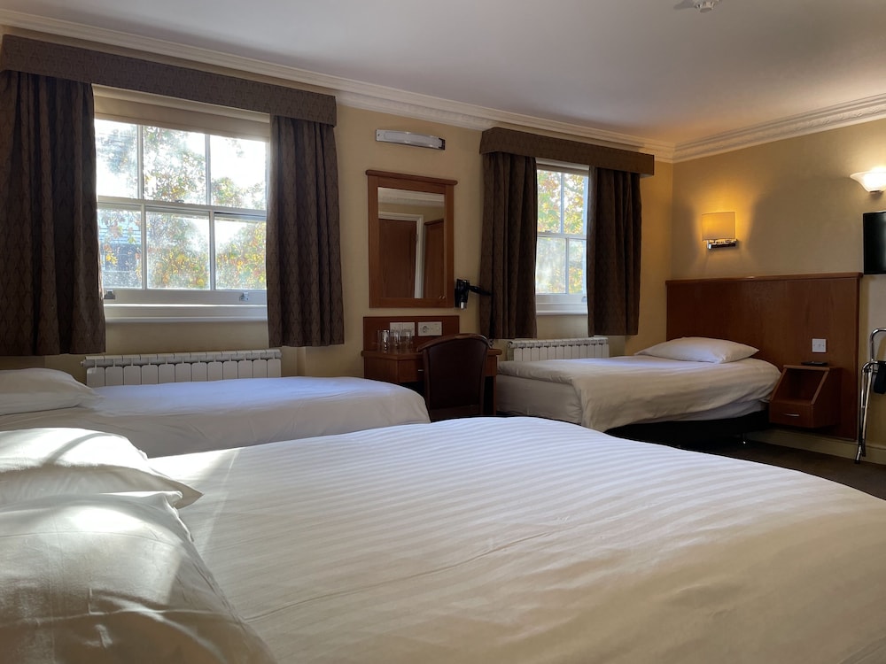 Orchard Hotel 8/41