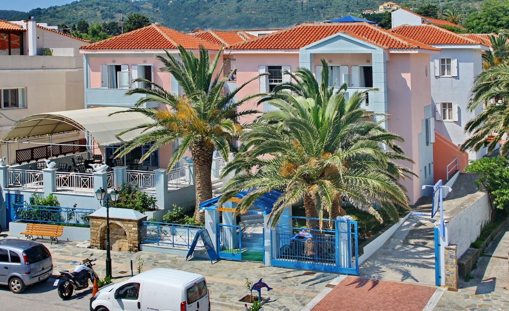 Dolphin Hotel 40/49