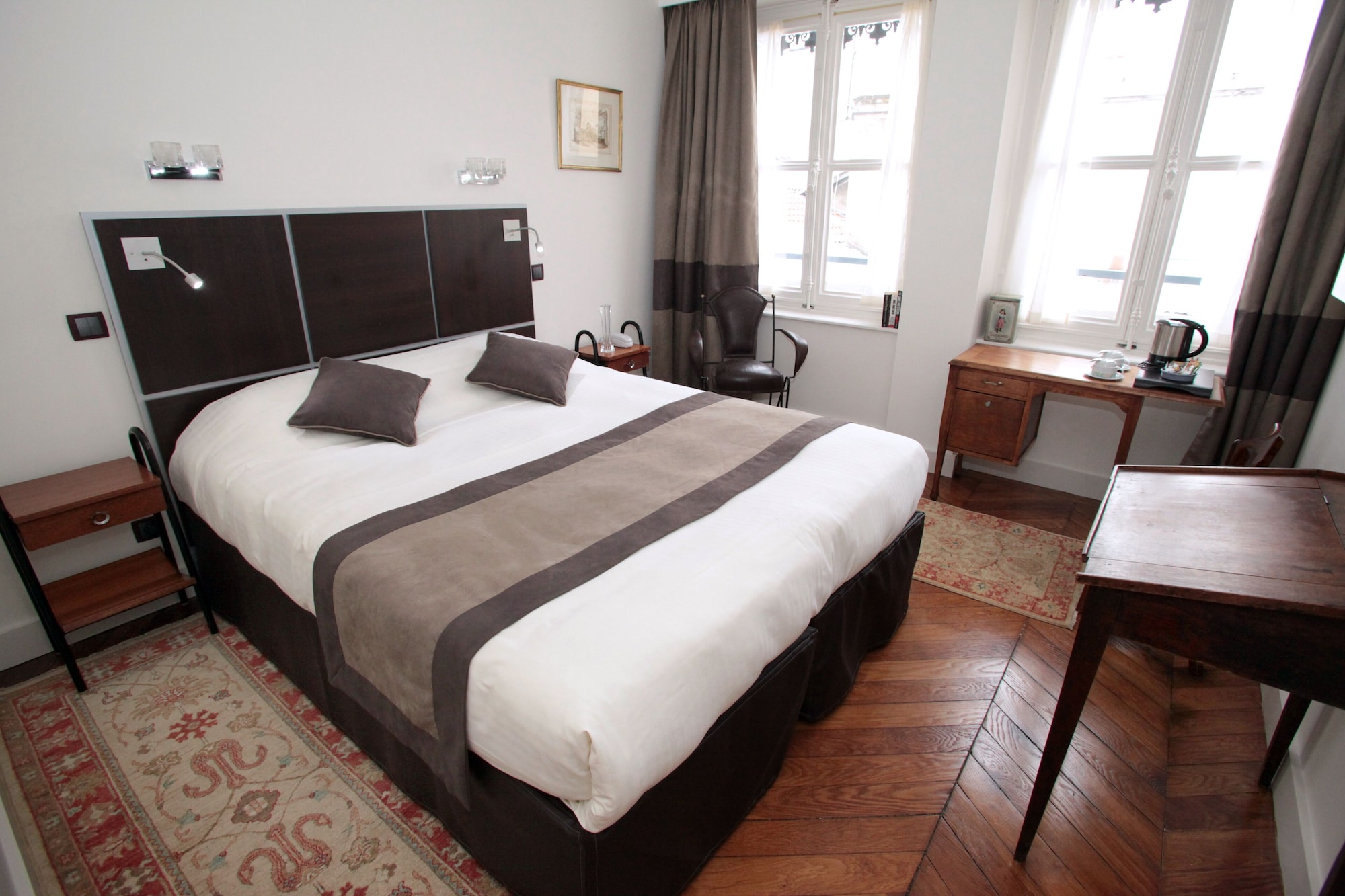 Tower, Lyon, Privilege, Queen Bed