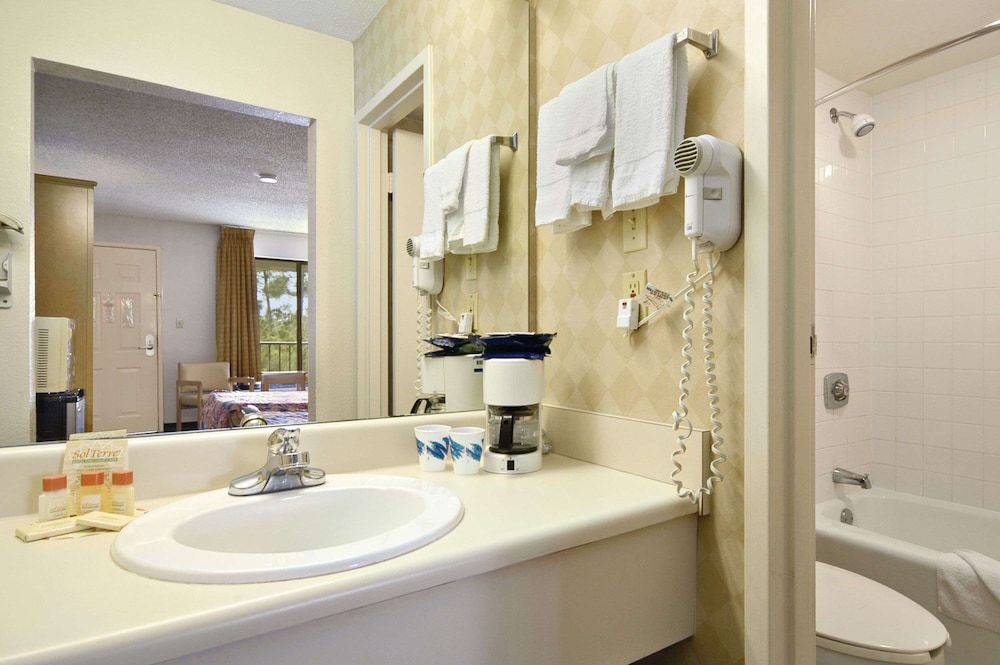 Days Inn & Suites by Wyndham Mobile 35/38