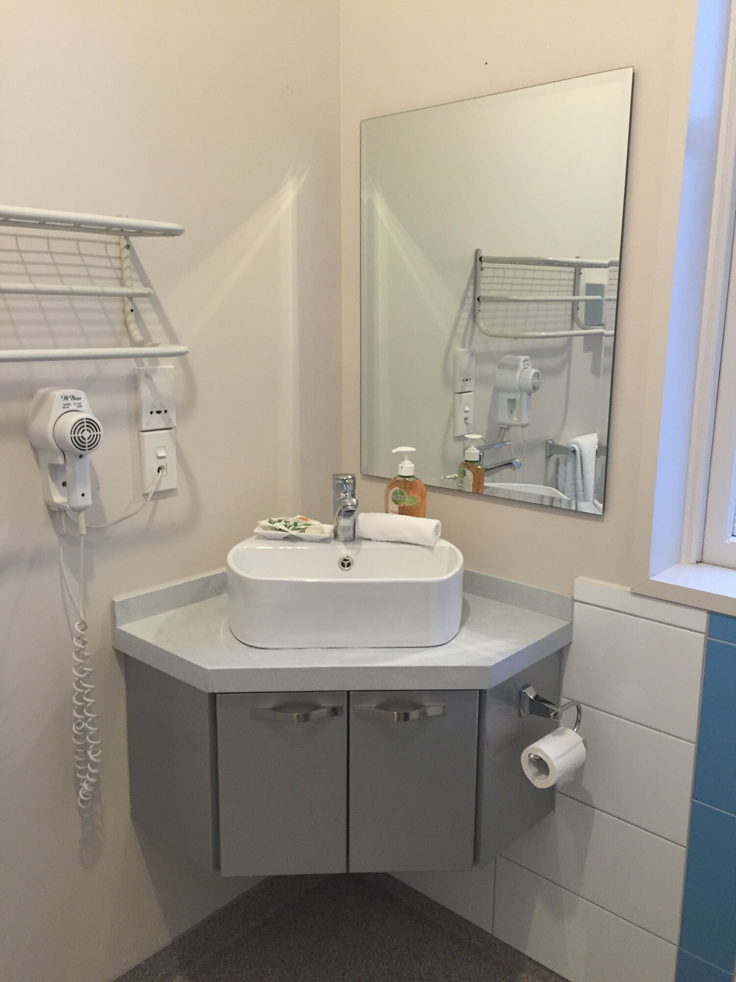 2 BEDROOMS, SUITE, KITCHEN