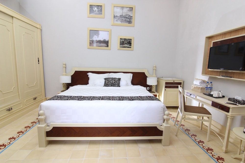 ROOM, DOUBLE BED