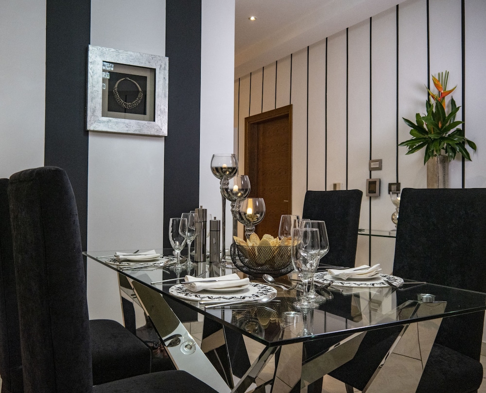 Oak Plaza Suites 56/66