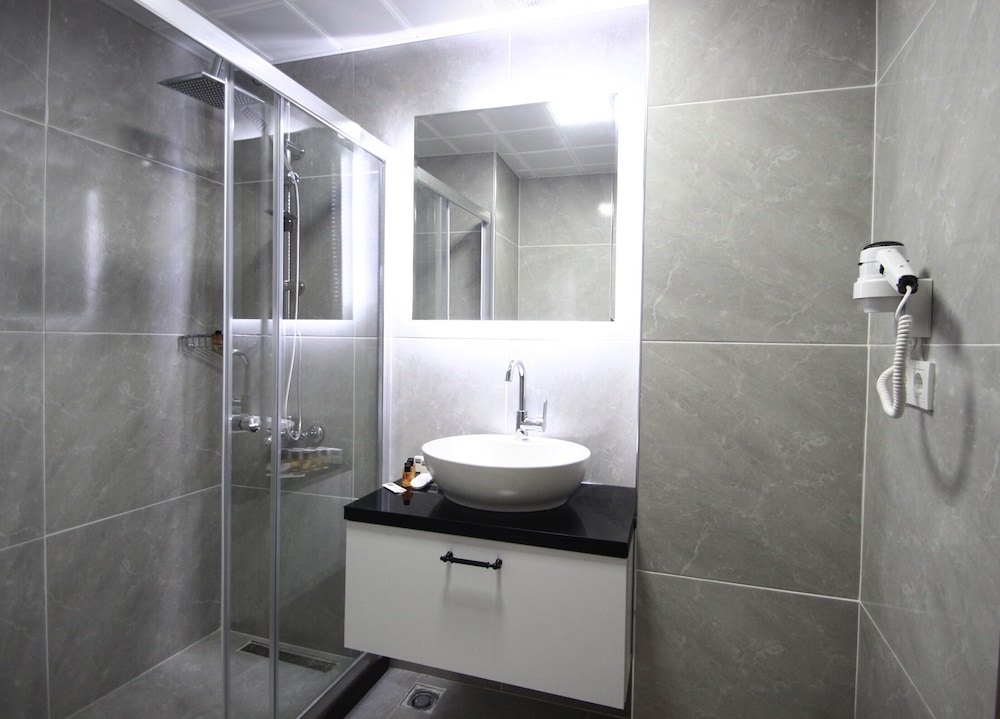 Hira Hotel 53/57