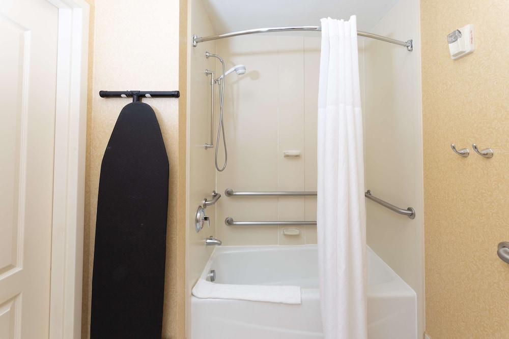 غرفة بسرير كينج بحوض استحمام لذوي الإعاقة، Hampton Inn Lawrenceville Duluth 5/7