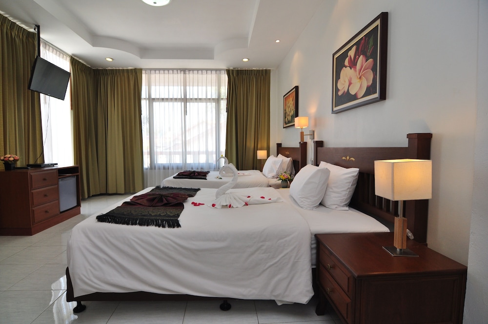 Phuket Leelavadee Hua Ting Resort 11/50