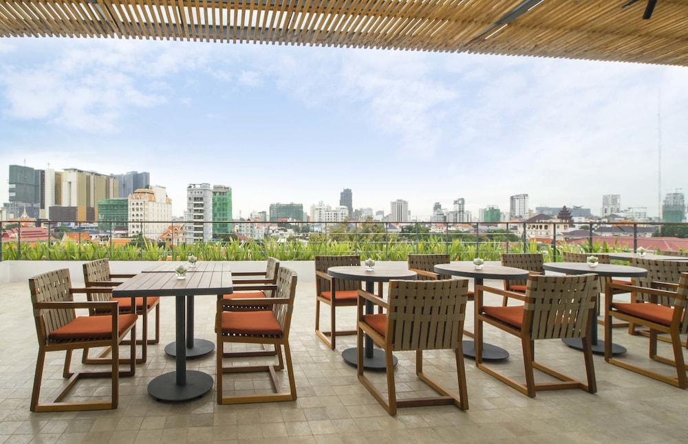 Penh House Hotel 54/74