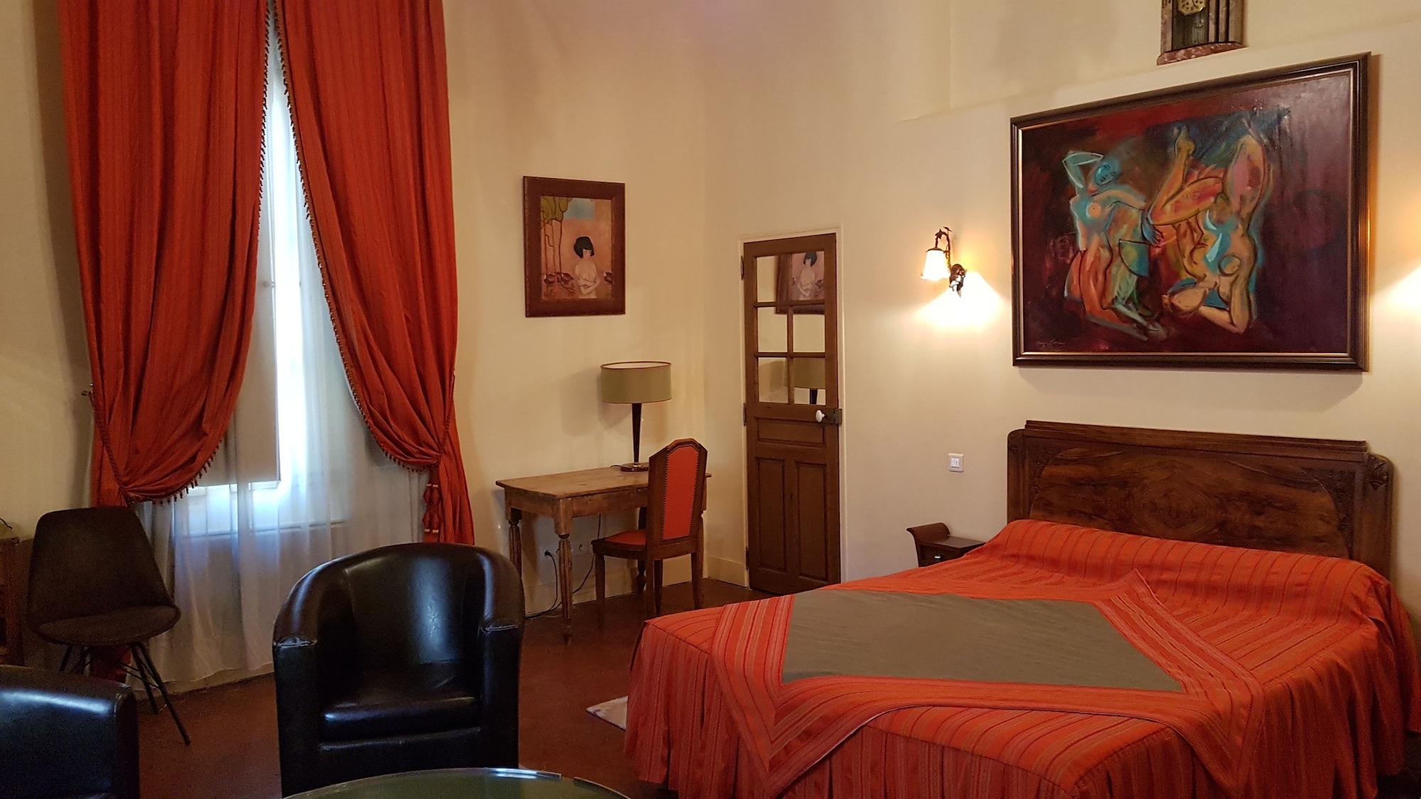 SUPERIOR, QUEEN BED, KITCHENETTE