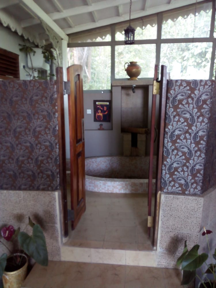 Manor House Boutique 4/50
