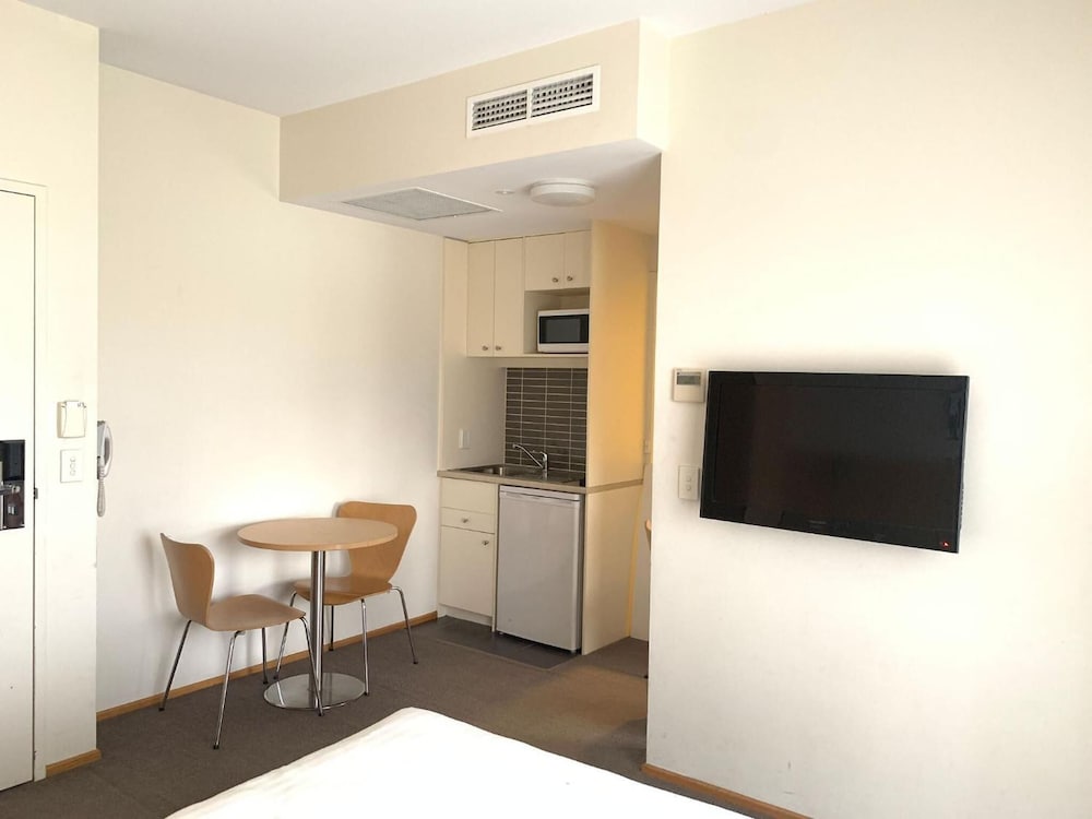 AIRPORT ASCOT MOTEL 45/64