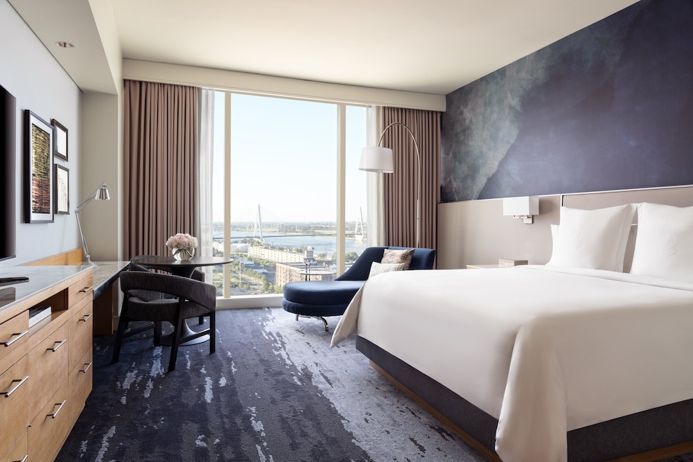GRAND, KING BED, CITY VIEW, ACCESSIBLE