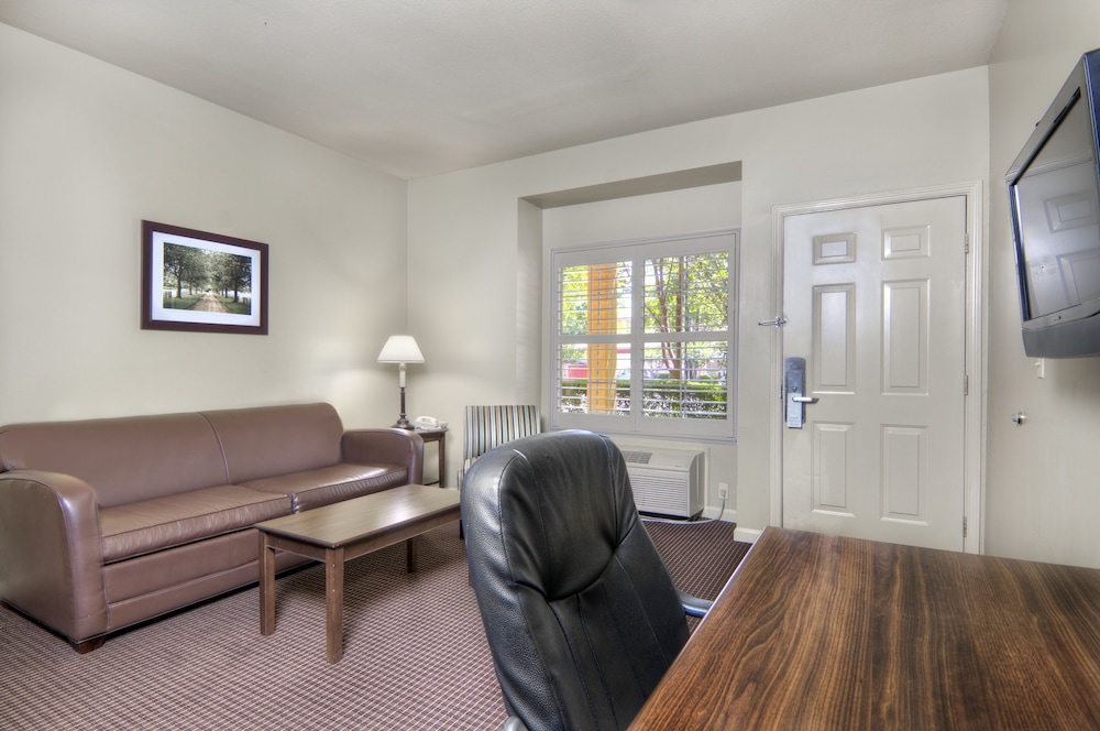 University Park Inn & Suites 29/38