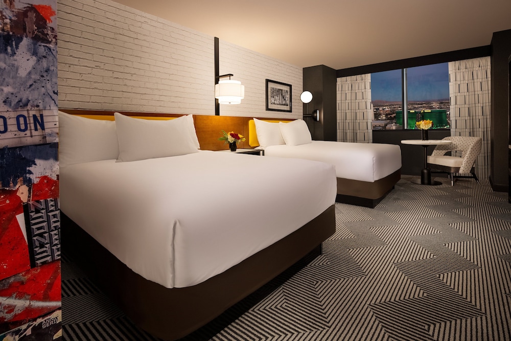 SOHO, 2 QUEEN BEDS, WITH VIEW