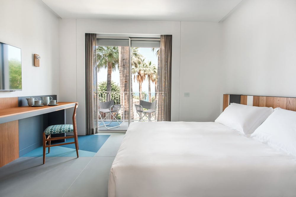 PLUS, DOUBLE OR TWIN BED, PARTIAL SEA VIEW