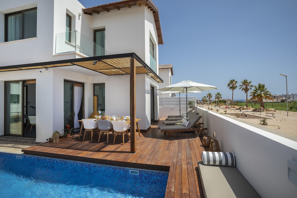 Chris Le Mare Luxury Villa 36/37