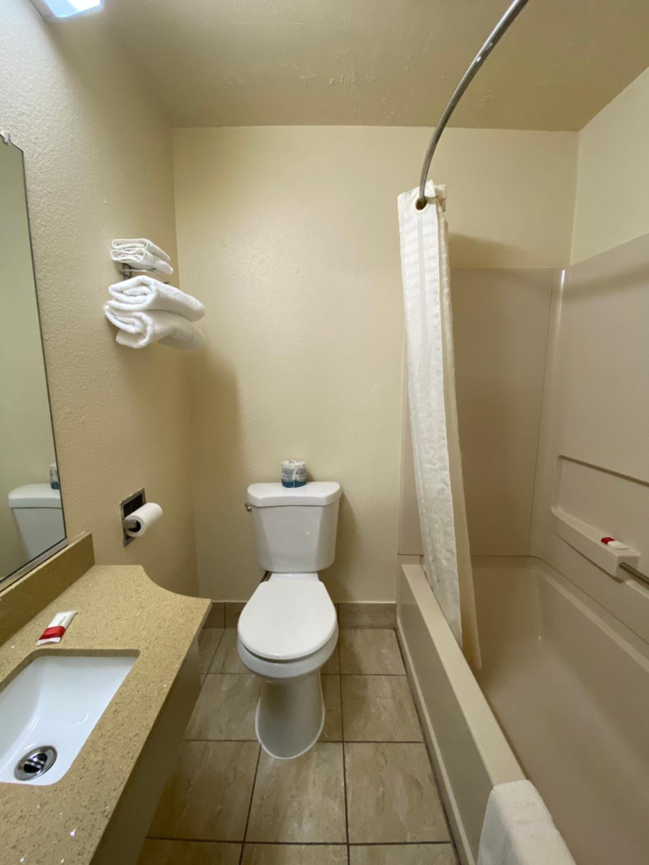 2 Full Beds، Motel6 Stockton, CA - Charter Way West 2/2