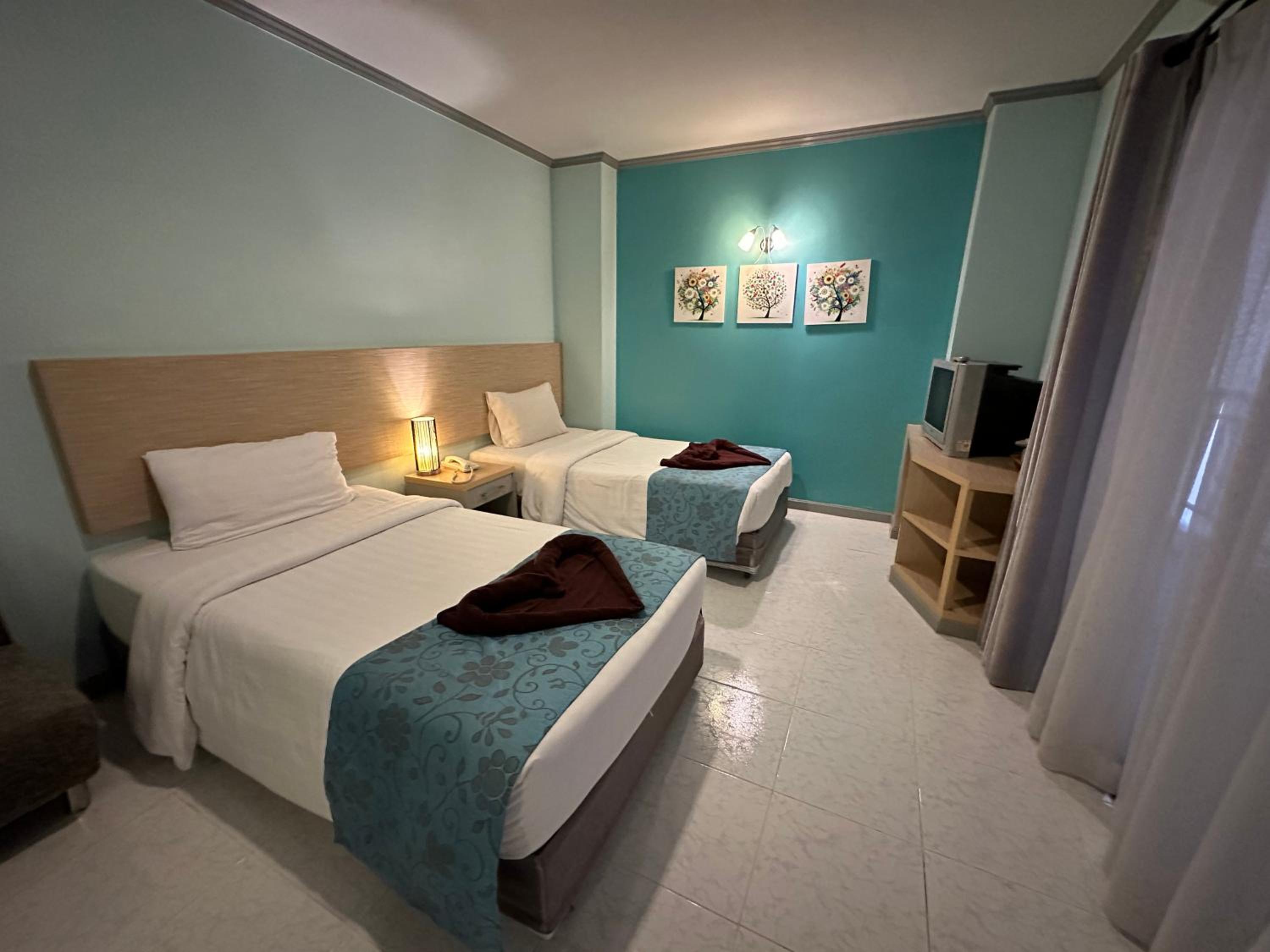 غرفة قياسية بسريرين منفصلين وسرير كينج وسرير فردي، Thipurai City Hotel 10/10