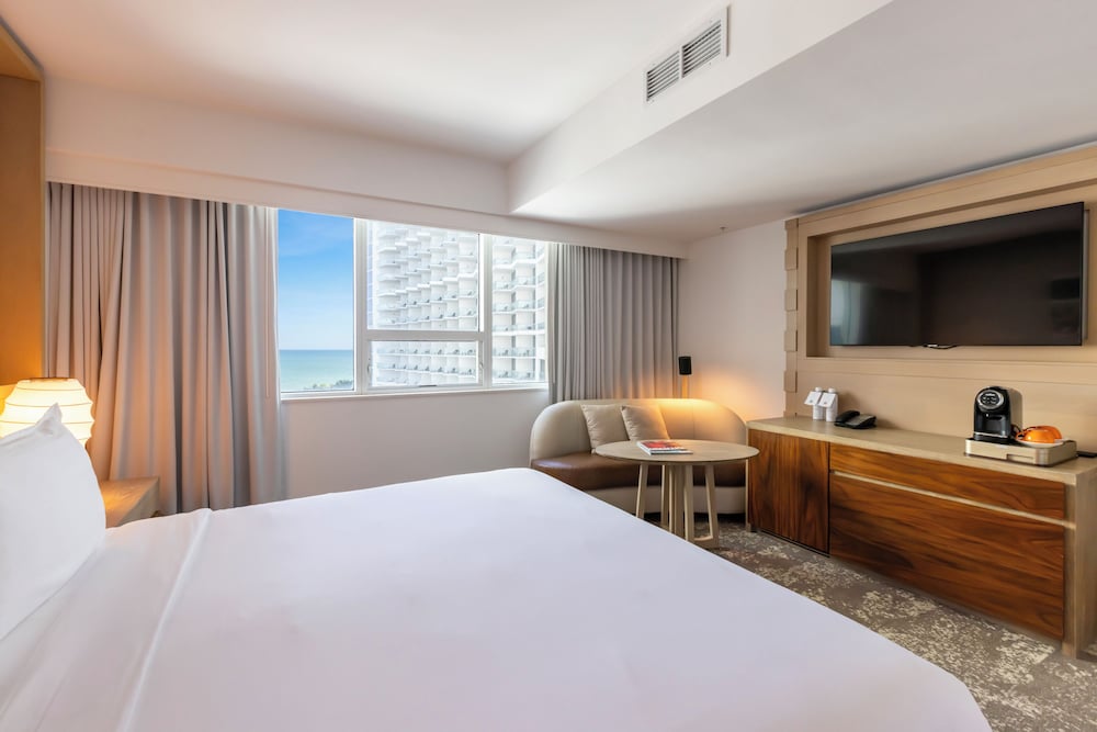 Room, King Bed, Resort View, Accessible