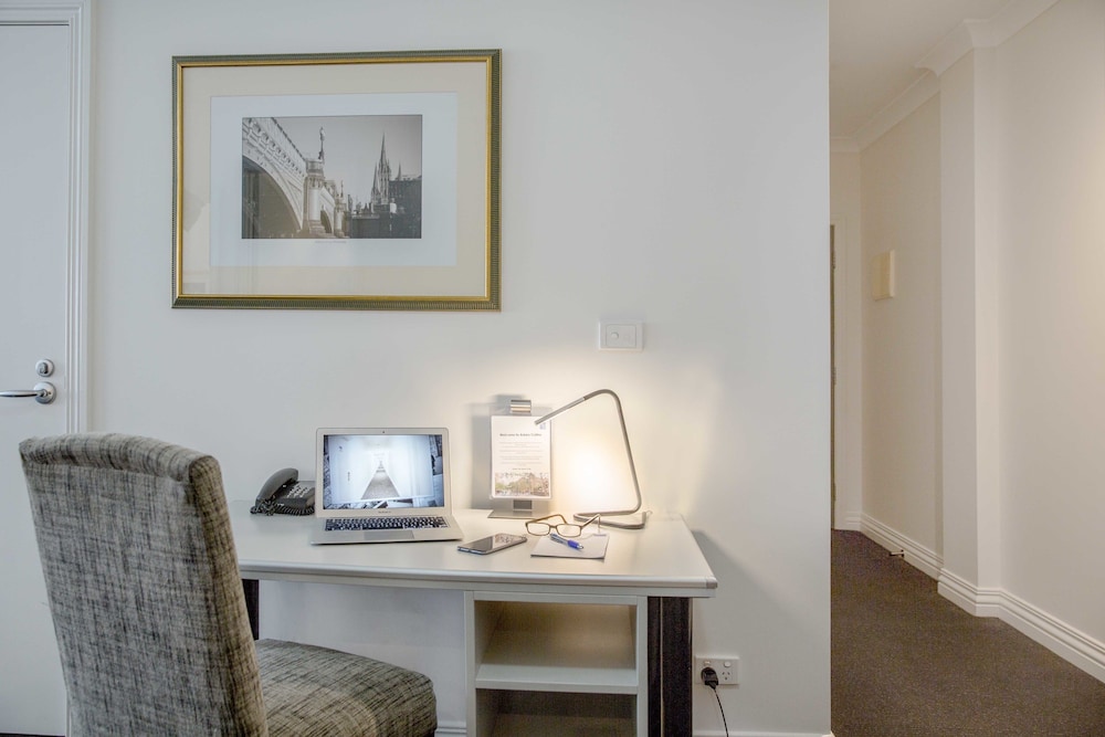 Collins Hotel 24/27