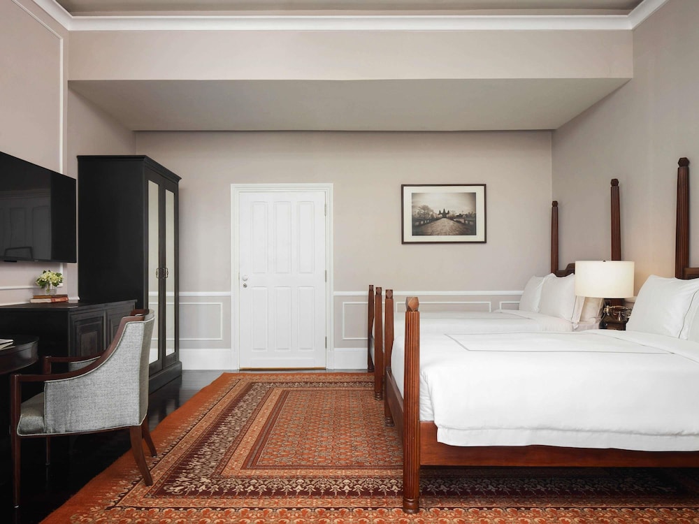Landmark, Twin Beds