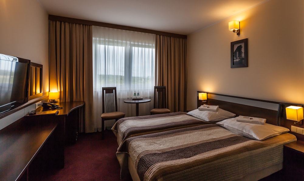ROOM, TWIN BEDS